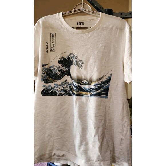 Uniqlo UT Hokusai Blue Great Wave Graphic T-Shirt Size Large Japan Art D25  Nice - Picture 2 of 7